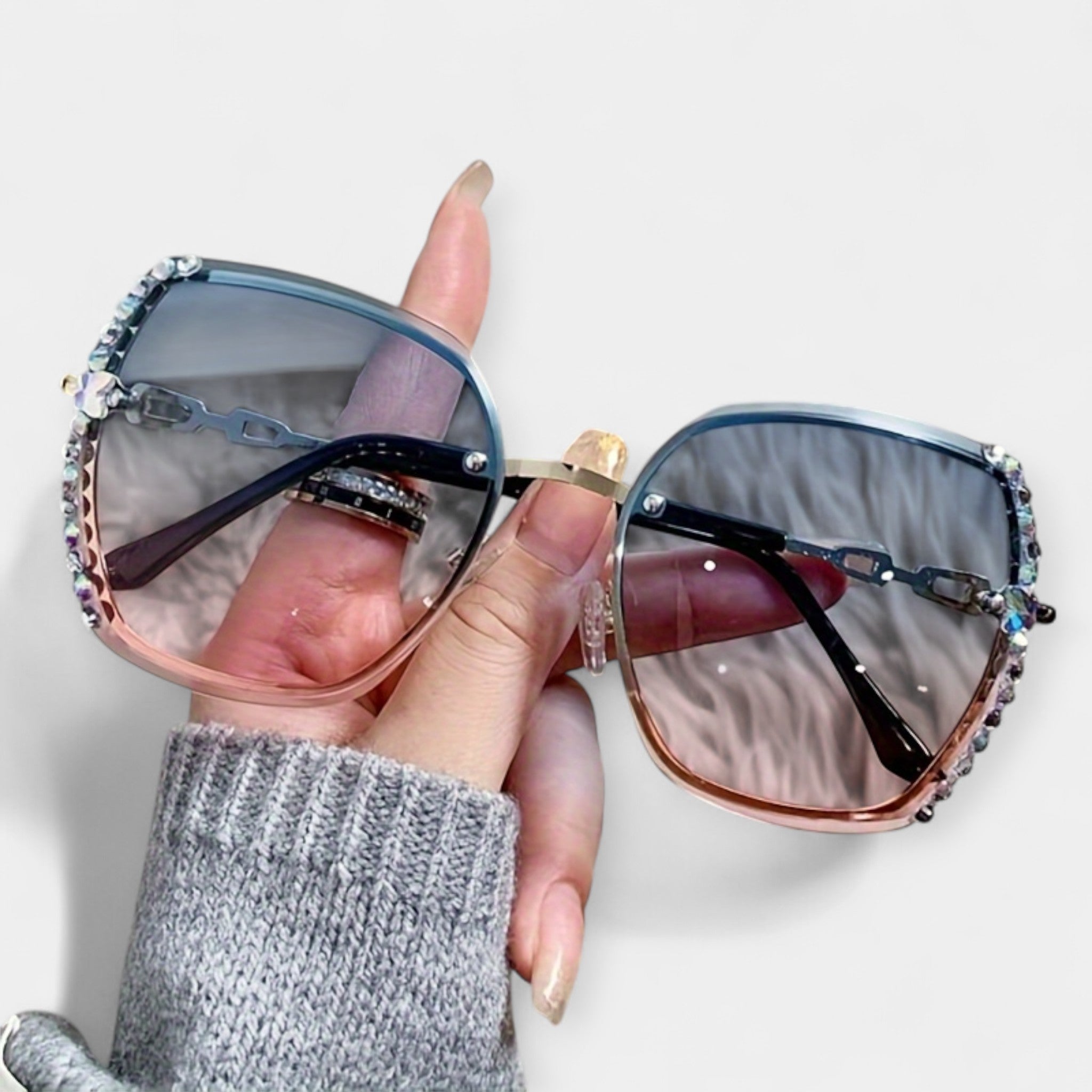 Eszter | Nőies elegancia fém kerettel